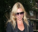 Kate Moss en blazer et col V noirs, shorts et sandales. Un look printanier ! A Londres, le 27 juin 2011. 