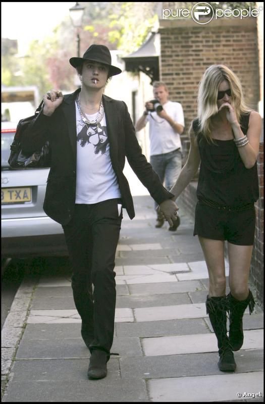 Kate Moss, main dans la main, avec son cher et tendre de l'époque, Pete Doherty, dans une tenue des plus printanières. A Londres, le 19 avril 2007. 