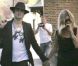 Kate Moss, main dans la main, avec son cher et tendre de l'époque, Pete Doherty, dans une tenue des plus printanières. A Londres, le 19 avril 2007. 