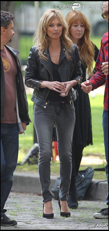 Kate Moss, sur le tournage de  The Great Escape , la publicité pour Mango, avec Terry Richardson. Le top arbore sa tenue de prédilection : perfecto, slim et talons. A Paris, le 7 avril 2011. 