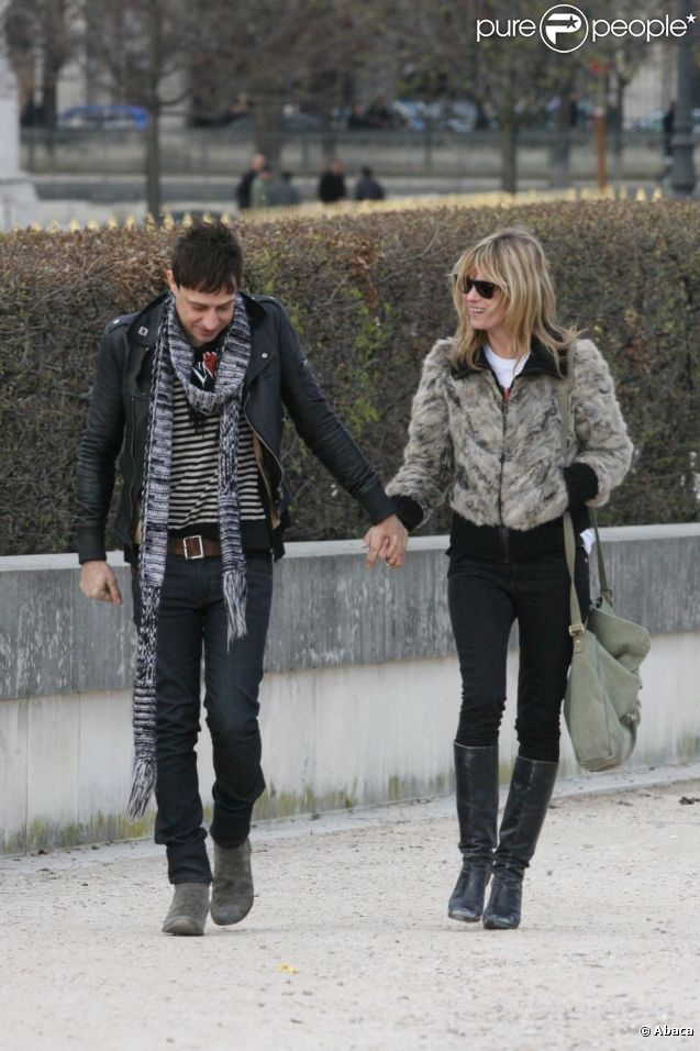 Jamie Hince et Kate Moss se promènent dans le quartier de Saint-Germain-des-Près. A Paris, le 19 mars 2008.