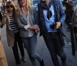 Kate Moss et Jamie Hince aiment Paris, et y sont régulièrement apercus. Ici ils déjeunent à la Brasserie Lipp, café-restaurant qu'ils apprécient tout particulièrement. A Paris, le 16 janvier 2011. 
