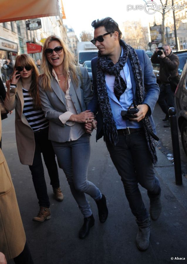 Kate Moss et Jamie Hince aiment Paris, et y sont régulièrement apercus. Ici ils déjeunent à la Brasserie Lipp, café-restaurant qu'ils apprécient tout particulièrement. A Paris, le 16 janvier 2011. 