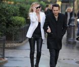 Les futurs mariés se promènent, bras dessus bras dessous le même jour, au parc Monceau. Outre une tenue classique, Kate Moss arbore des Ray Ban Wayfarer, et a retiré son gilet en fourrure. A Paris, le 3 avril 2010. 