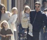 Angelina Jolie et Brad Pitt en famille à la Nouvelle-Orléans en mars 2011. Ils portent dans leur bras les jumeaux Knox et Vivienne 