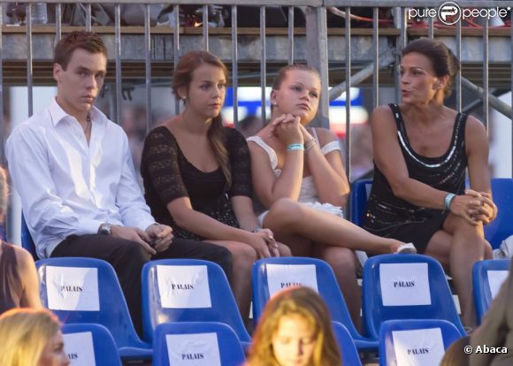 Louis, Pauline et Camille avec leur mère Stéphanie de Monaco lors du concert évènement de Jean-Michel Jarre donné en l'honneur du mariage du Prince Albert avec Charlene Wittstock, le 1er juillet 2011 à Monaco