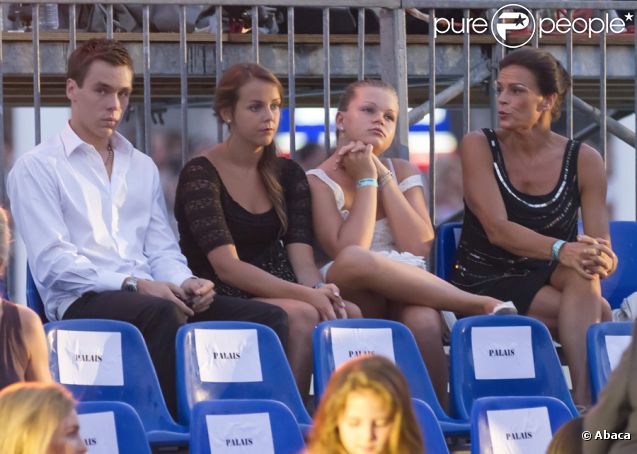 Louis, Pauline et Camille avec leur mère Stéphanie de Monaco lors du concert évènement de Jean-Michel Jarre donné en l'honneur du mariage du Prince Albert avec Charlene Wittstock, le 1er juillet 2011 à Monaco