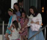 Suri Cruise avec une nounou et des amis à Miami, le 1er juillet 2011