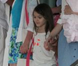 Suri Cruise avec une nounou et des amis à Miami, le 1er juillet 2011