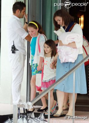 Suri Cruise retrouve sa maman Katie Holmes pour aller faire quelques courses à Miami, le 1er juillet 2011