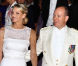  Le prince Albert et la princesse Charlène, mari et femme, sont apparus particulièrement détendus et radieux pour le dîner et la nuit de fête qu'ils donnaient le 2 juillet 2011 à l'Opéra Garnier et sur la terrasse éphémère du Casino de Monte-Carlo. 