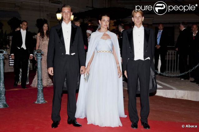  Avec ses airs de grande-prêtresse ou de vamp' virginale, Charlotte Casiraghi a fait sensation, entourée de ses frères Pierre et Andrea Casiraghi. 
 Dans la nuée des royaux, les enfants de la princesse Caroline de Hanovre ont ébloui, lors du dîner donné sur la terrasse du Casino de Monte-Carlo en bouquet final au mariage du prince Albert et de la princesse Charlene, le 2 juillet 2011. 