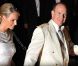 Le prince Albert et la princesse Charlène, mari et femme, sont apparus particulièrement détendus et radieux pour le dîner et la nuit de fête qu'ils donnaient le 2 juillet 2011 à l'Opéra Garnier et sur la terrasse éphémère du Casino de Monte-Carlo.