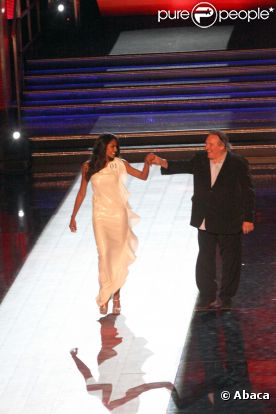 Gérard Depardieu et la gagnante brésilienne Silvia Novalis lors du concours de Miss Italia du monde le 4 juillet