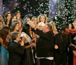 Gérard Depardieu sacre Silvia Novais lors du concours de Miss Italia du monde le 4 juillet 2011 à Reggio de Calabre 