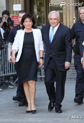 Dominique Strauss-Kahn et Anne Sinclair à la sortie du tribunal le 2 juillet 2011.