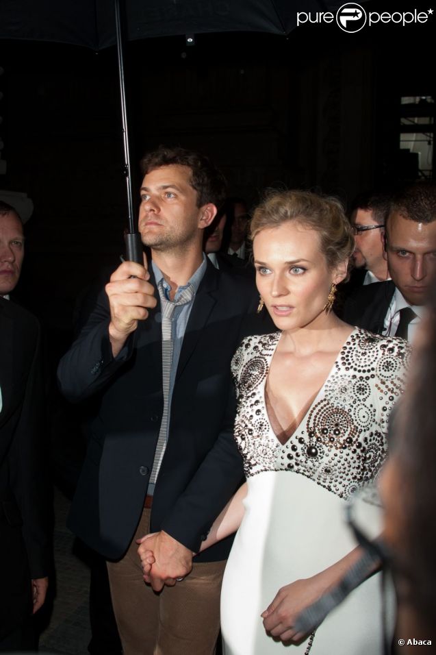Joshua Jackson et Diane Kruger lors du défilé Chanel Haute Couture 2011/2012. Paris, le Grand Palais, le 5 juillet 2011