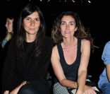 Emmanuelle Alt et Mademoiselle Agnès au défilé Maxime Simoens lors de la Fashion Week parisienne, le 6 juillet 2011