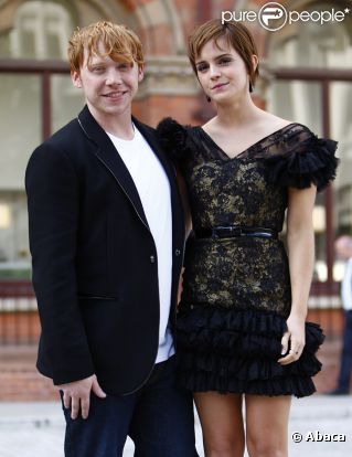 Rupert Grint et Emma Watson lors du photocall dans la gare Saint Pancras à Londres le 6 juillet 2011