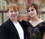 Rupert Grint et Emma Watson lors du photocall dans la gare Saint Pancras à Londres le 6 juillet 2011