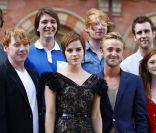 Parmi les acteurs : James et Oliver Phelps, Evanna Lynch, Rupert Grint, Emma Watson, Tom Felton et Bonnie Wright lors du photocall de Harry Potter et les Reliques de la mort - partie II dans la gare Saint Pancras à Londres le 6 juillet 2011