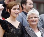 Emma Watson et Julie Walters lors du photocall dans la gare Saint Pancras à Londres le 6 juillet 2011