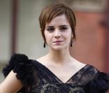 Emma Watson, dans une robe Rafael Lopez et des souliers Chanel, lors du photocall de Harry Potter et les Reliques de la mort -partie II dans la gare Saint Pancras à Londres le 6 juillet 2011
