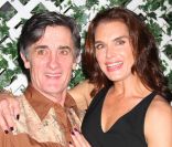 Brooke Shields et son partenaire de jeu Roger Rees posent ensemble à Broadway. Ils jouent dans la comédie musicale La Famille Addams. 7 juillet 2011