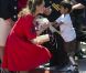 Kate Middleton reçoit des fleurs lors de son départ du Canada. Le 8 juillet 2011 