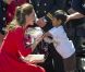 Kate Middleton reçoit des fleurs lors de son départ du Canada. Le 8 juillet 2011 