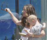 Rebecca Gayheart et sa fille Billie rendent visite à Rachel Zoe, la styliste des stars. Los Angeles, 10 juillet 2011