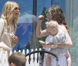 Rebecca Gayheart et Rachel Zoe, la styliste des stars, se retrouvent pour une après-midi avec leurs enfants. Los Angeles, 10 juillet 2011