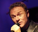 Christophe Hondelatte, lors de son concert à Bordeaux, en mars 2011.