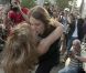 Arielle Dombasle lance le kiss-in géant de la marche des fiertés LGBT, à Paris, le 25 juin 2011. C'est dans les bras d'une belle jeune-femme que la chanteuse se laisse aller.