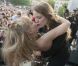 Arielle Dombasle lance le kiss-in géant de la marche des fiertés LGBT, à Paris, le 25 juin 2011. Une manière originale de militer pour l'égalité des droits.