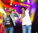 Yannick Noah et Disiz La Peste au pied de la tour Eiffel à Paris pour SOS Racisme, le 14 juillet 2011.