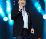 Michel Delpech au pied de la tour Eiffel à Paris pour SOS Racisme, le 14 juillet 2011.