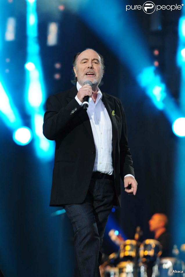 Michel Delpech au pied de la tour Eiffel à Paris pour SOS Racisme, le 14 juillet 2011.