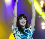 Nolwenn Leroy au pied de la tour Eiffel à Paris pour SOS Racisme, le 14 juillet 2011.