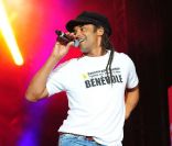 Yannick Noah au pied de la tour Eiffel à Paris pour SOS Racisme, le 14 juillet 2011.
