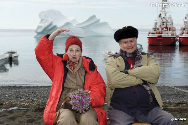 L'art de la carte postale. 
 La reine Margrethe II de Danemark et son mari le prince Henrik étaient en visite au Groenland début juillet 2011. Et même si leur périple a été un peu chamboulé par la météo, les royaux ont savouré le dépaysement.