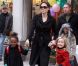 Angelina Jolie : Journée shopping avec Zahara et Shiloh, toujours casse-cou
