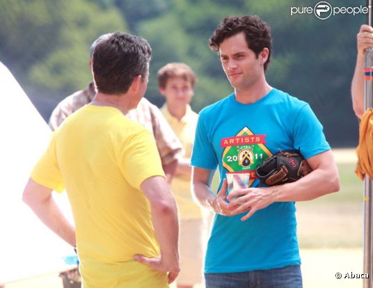 Penn Badgley (Dan Humprhey), sur le tournage de la série Gossip Girl. A Brooklyn, le 19 juillet 2011