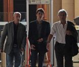 Alain Delon sort du bureau de la juge des affaires familiales en  compagnie de son fils Alain-Fabien, dont il a obtenu la garde. Septembre  2010. Photos exclusives.