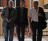 Alain Delon sort du bureau de la juge des affaires familiales en  compagnie de son fils Alain-Fabien, dont il a obtenu la garde. Septembre  2010. Photos exclusives.