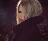 Claudia Schiffer prend la pose pour sa propre ligne de vêtements en cachemire