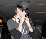 Charlize Theron dans un look parfait pour voyager. Jean slim, ballerines et t-shirt loose, l\'actrice américaine mise sur la détente, le confort, mais n\'oublie pas son allure. Bravo pour son sac Goyard qui donne une touche luxe à son look urbain<br />