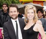 Charlie Day et sa femme Mary Elizabeth Ellis posent lors de la première de Comment tuer son boss à Londres en juillet 2011