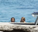 Helena Christensen et son fils Mingus, avec des proches, à Ischia en Italie le 13 juillet 2011 : Elle profite de beaux moments avec son garçon 