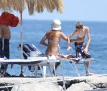 Helena Christensen et son fils Mingus, avec des proches, à Ischia en Italie le 13 juillet 2011 : toujours auprès de son fiston 